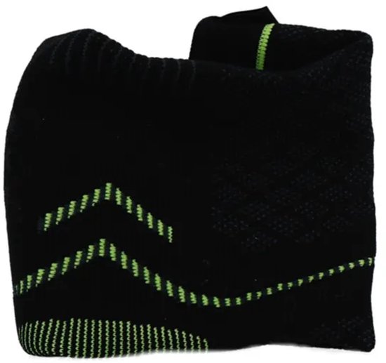 Zwarte sport enkelbrace met groene zigzagpatroon.