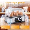 Zilverkleurige eierkoker met 6 bruine eieren, beschermende schilden en een digitaal display.
