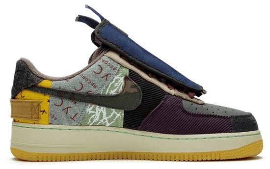 Nike Air Force 1 Low Travis Scott sneaker met patchwork in grijs, groen en paars. De schoen heeft een donkerbruine swoosh en gumzool.