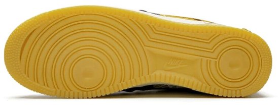 Gummizool van de Nike Air Force 1 Low Travis Scott sneaker, met Nike logo en cirkelvormig profiel.