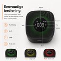 Zwarte luchtreiniger met groen verlicht display en pictogrammen voor functies zoals timer, ventilator en wifi.