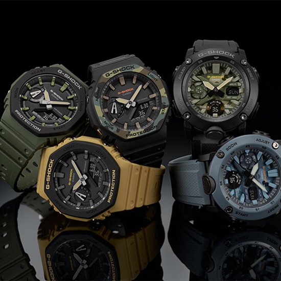 Meerdere G-Shock horloges: groen, zwart, camouflage, beige, blauw.