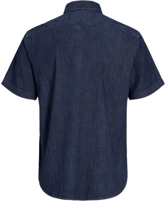 Achterkant van een donkerblauw denim overhemd met korte mouwen.