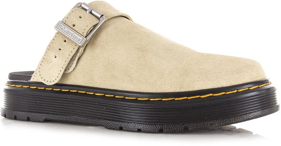 Mule Dr. Martens en daim beige clair, avec boucle et semelle plateforme noire à surpiqûre jaune.