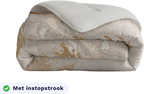 Gevouwen dekbed met Japanse boomprint in goud en beige, met een lichtgrijze binnenzijde en witte bies.