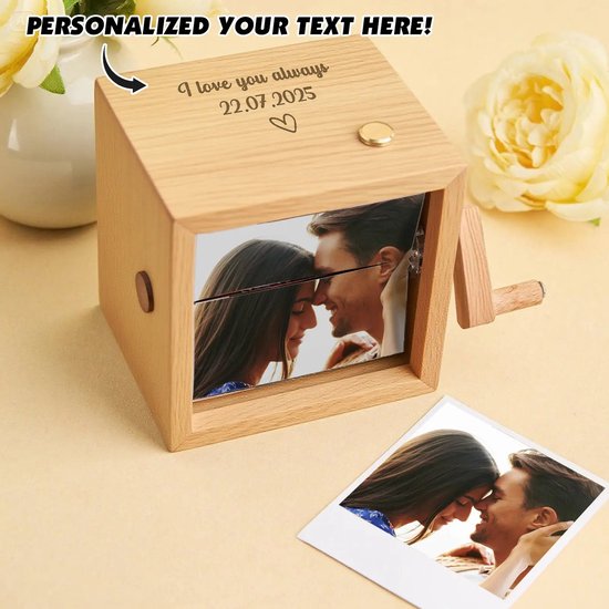 Houten fotoflipbook met handvat en een foto van een stel, met tekst "I love you always 22.07.2025".