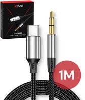 Zwart gevlochten USB-C naar 3.5mm jack audiokabel van 1 meter.