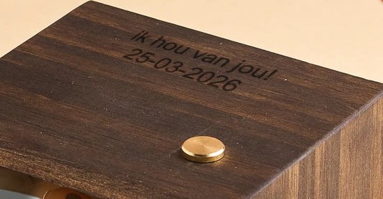 Houten kubus met gravure 'Ik hou van jou! 25-03-2026'. Bronzen knop op deksel.