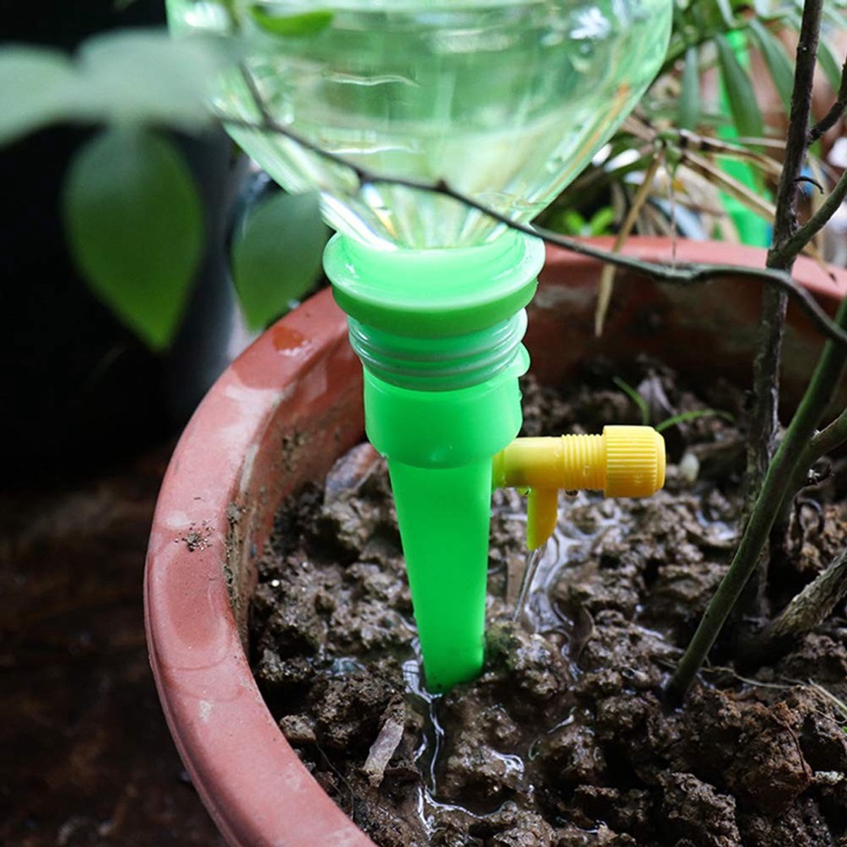 Dailygoods- Bewateringsapparaat 12 Stuks - Zelfbewaterende Spikes - Druppelirrigatiesysteem - Waterbesparend - Voor Huis/Tuin - 100% Tevredenheidsgarantie - Druppelirrigatie