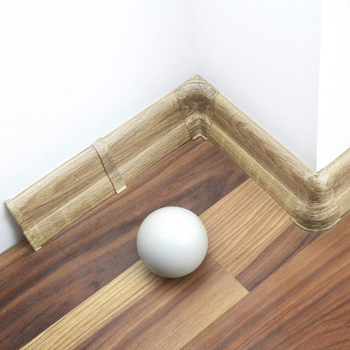 PVC Buitenhoek - Plinthoek Afwerking - Vloer Afwerking - Met Kabelgoot - 62 mm - Eiken Nostalgie
