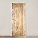 Zelfklevende deurposter met verweerde houten planken print, toegepast op een binnendeur.