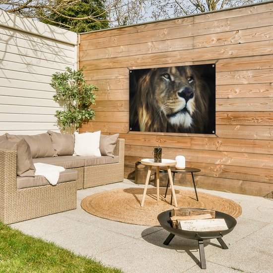 Tuinposter 90x60 cm - Tuindecoratie Leeuw - Vacht - Zwart - Poster voor in de tuin - Buiten decoratie - Schutting tuinschilderij - Tuindoek muurdecoratie - Wanddecoratie balkondoek