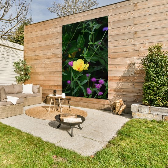 Tuinposter 120x180 cm - Tuindecoratie Teunis bloem tussen de groene planten - Poster voor in de tuin - Buiten decoratie - Schutting tuinschilderij - Tuindoek muurdecoratie - Wanddecoratie balkondoek