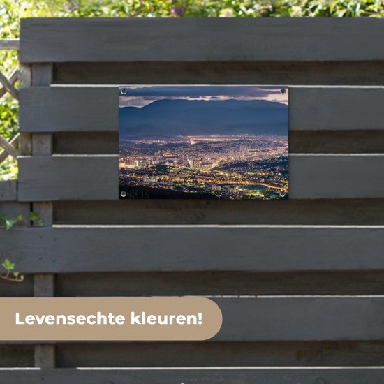 Dim Sarajevo devant une montagne en Bosnie-Herzégovine Poster Jardin 60x40 cm - petit - Toile de jardin / Toile d'extérieur / Peintures d'extérieur (décoration de jardin)