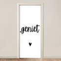 Porte blanche avec le texte noir 'geniet' et un petit cœur.