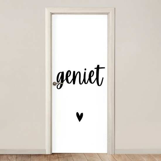 Porte blanche avec le texte noir 'geniet' et un petit cœur.