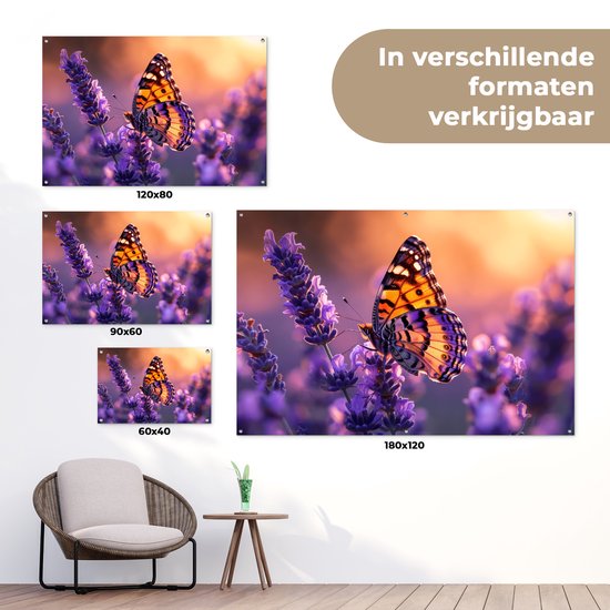 Een vlinder met oranje, zwart en paarse vleugels zit op paarse lavendel. De achtergrond is oranje en vervaagd. Verschillende formaten verkrijgbaar.