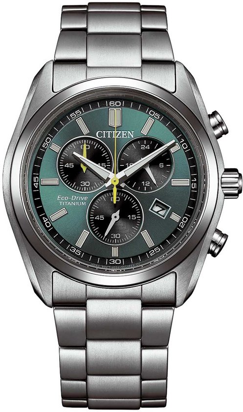 Zilverkleurig Citizen Eco-Drive Titanium horloge met groene wijzerplaat en chronograaf.