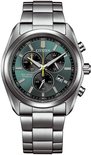 Zilverkleurig Citizen Eco-Drive Titanium horloge met groene wijzerplaat en chronograaf.
