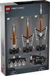 Doos LEGO Technic 42221 met afbeeldingen van het ruimtevaartuig in verschillende stadia, astronauten en technische details.