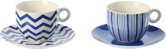 Set van twee mokken met schotels. Eén mok en schotel met blauwe zigzagprint, de andere met blauwe streepjes.