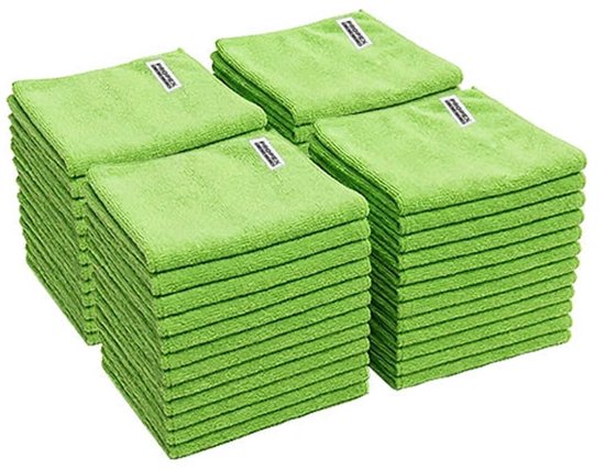 Pile de chiffons en microfibre verts de 40 x 40 cm, avec une étiquette blanche.