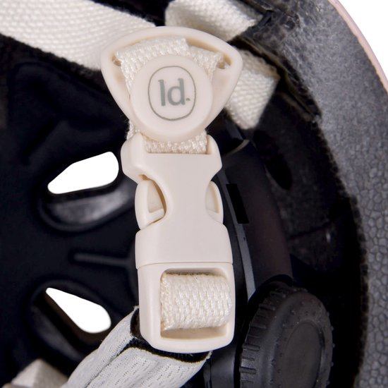 Sluiting van de kinderhelm met 'ld.' logo en witte bandjes.