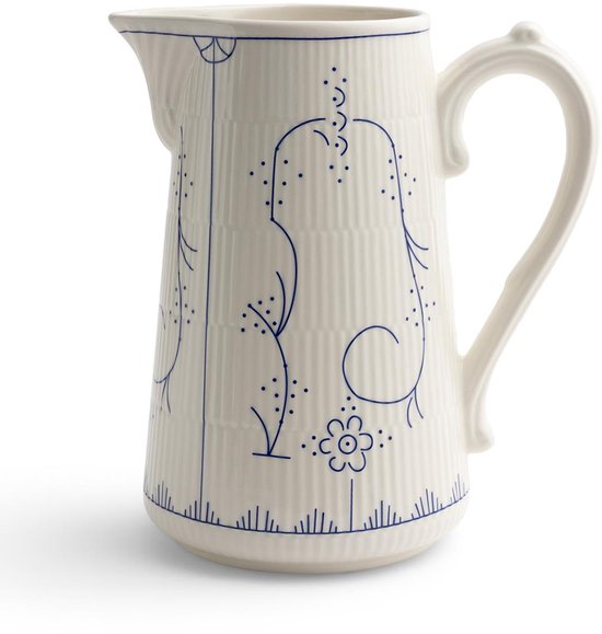 Witte kan met blauwe versieringen, waaronder bloemen en abstracte vormen, en verticale ribbels.