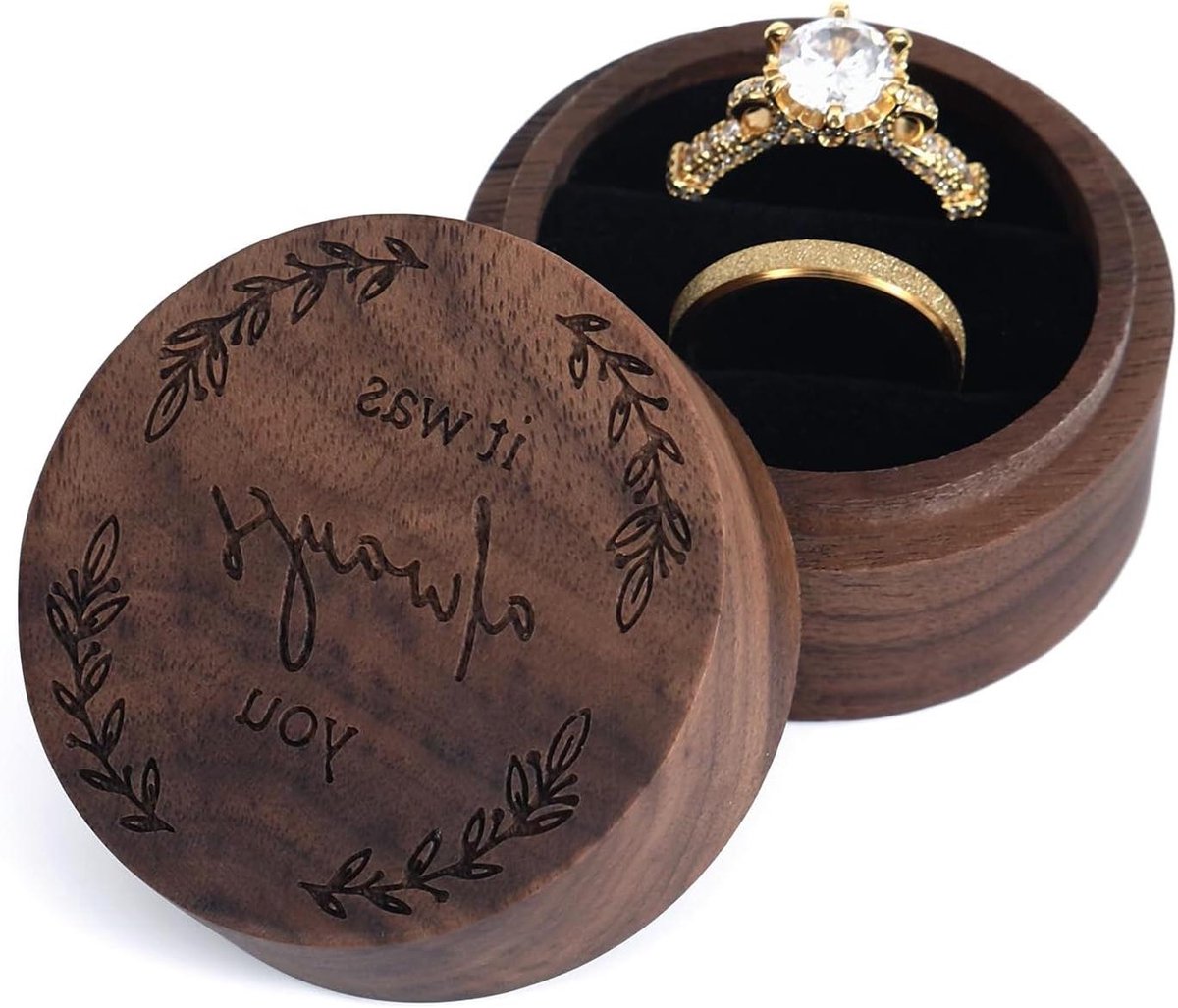 Houten Ring Doosje - Trouwring Houder - Bruiloft Presentatie - Met Gravure - 4.8 cm x 3.5 cm - Walnoot