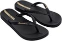 Zwarte Ipanema slippers met glinsterende bandjes en gouden accenten.