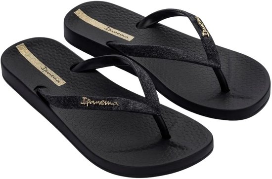 Zwarte Ipanema slippers met glinsterende bandjes en gouden accenten.