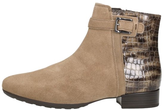 Beige suède enkellaars met krokodillenprint aan de zijkant en gespdetail.