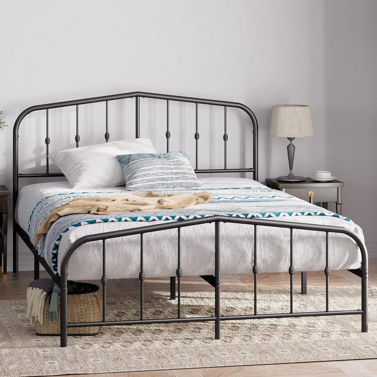 Metalen Bedframe - Bed met hoofdbord - Slaapkamer Inrichten - Traditioneel Design - 140 x 190 cm - Zwart