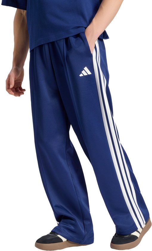 Donkerblauwe wijde broek met witte strepen op de zijkant en een witte Adidas badge.