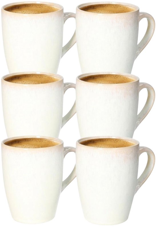 Zes witte mokken met een glanzende afwerking en bruine rand, gevuld met koffie.