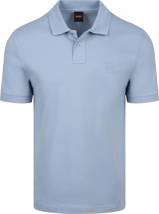 Lichtblauwe polo met korte mouwen, knoopsluiting en geborduurd BOSS logo op de borst.