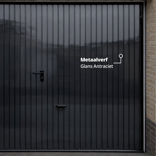 Glanzende antracietkleurige garagedeur met verticale platen en zwarte handgrepen.