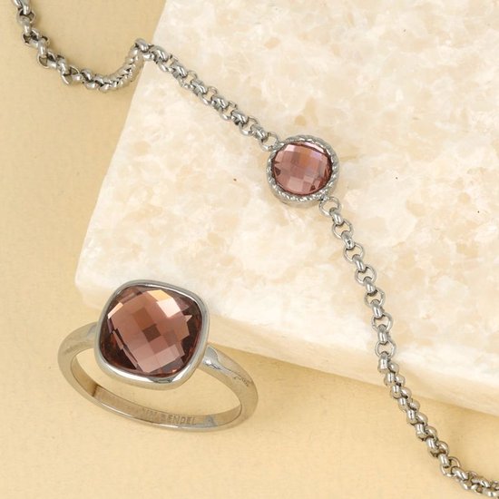 Zilverkleurige ring met een vierkante roze edelsteen en een zilverkleurige schakelarmband met een ronde roze steen.