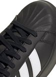 Detail van de neus van een zwarte damessneaker met veters en witte Adidas-strepen.