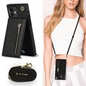 Zwart telefoonhoesje met portemonnee en ritsvak, gedragen door een model met crossbody band.