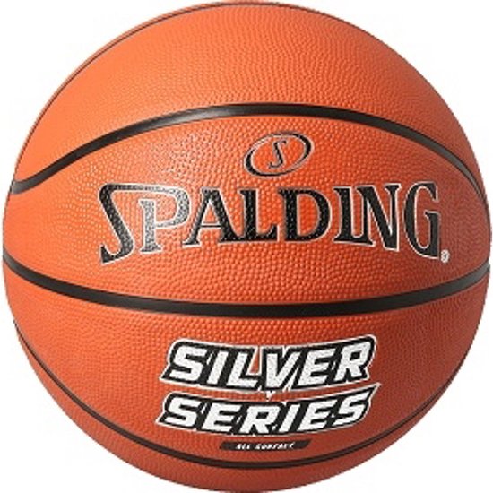 Spalding basketbal in zilveren serie, oranje met zwarte lijnen en opschrift 'Spalding Silver Series'.