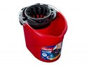 Rode Vileda SuperMocio emmer met zwarte pers en productsticker.