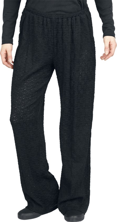 Zwarte wijde broek met kanten details, gedragen door een model.