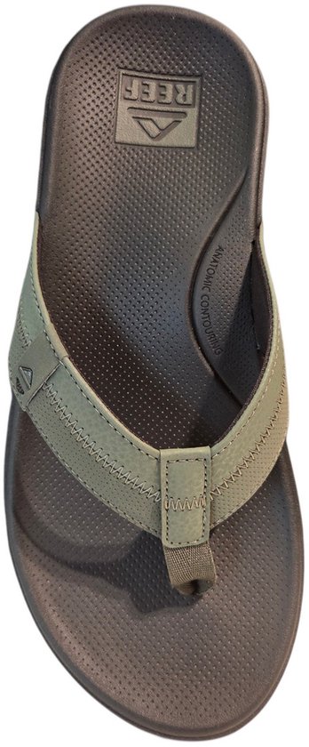Zicht op de bovenkant van een zwarte slipper met olijfgroene band, Reef logo op de zool.