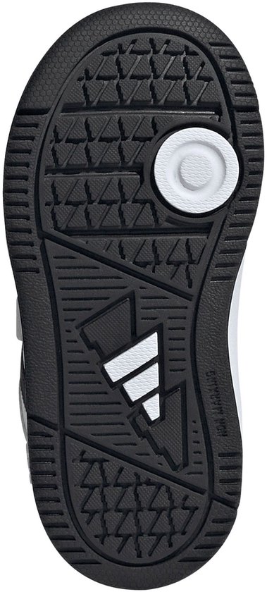 Zool van een witte Adidas peuterschoen met antislip profiel.