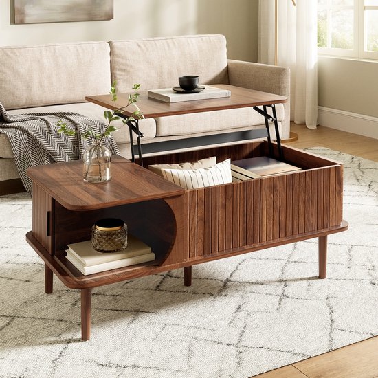 Table basse en noyer avec plateau relevable, partiellement ouverte pour montrer l'espace de rangement. Décorative dans un salon.