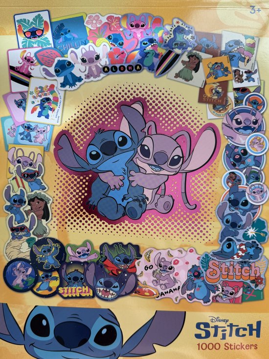 Centrale stickers van Stitch en Angel die elkaar omhelzen, omringd door diverse kleine Stitch-stickers met thema's zoals surfen en ijs.