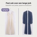Crèmekleurige jurk tot 140 cm en een blauwe herenoutfit in kledinghoezen.