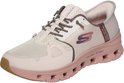Lichtbruine Skechers instapper met roze accenten en een opengewerkte zool.