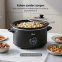Zwarte Olvy slowcooker met romige pasta, omringd door kommen met stoofpot en pasta met tomatensaus.